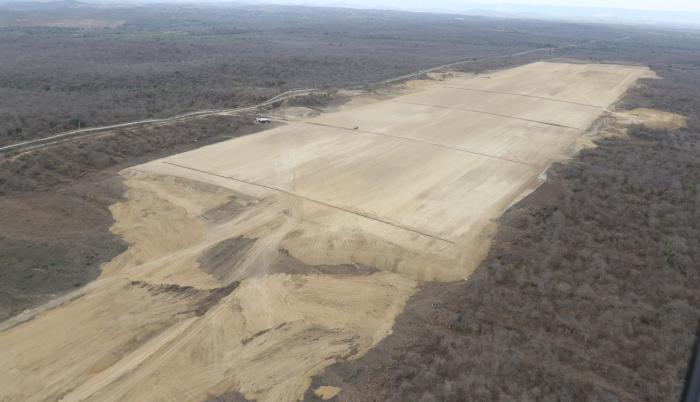 Un aspecto de la pista inconclusa en la zona de Daular. En el terreno del nuevo aeropuerto.