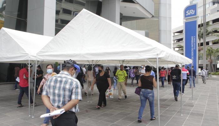 Las colas en el Servicio de Rentas Internas provocan quejas de los usuarios.