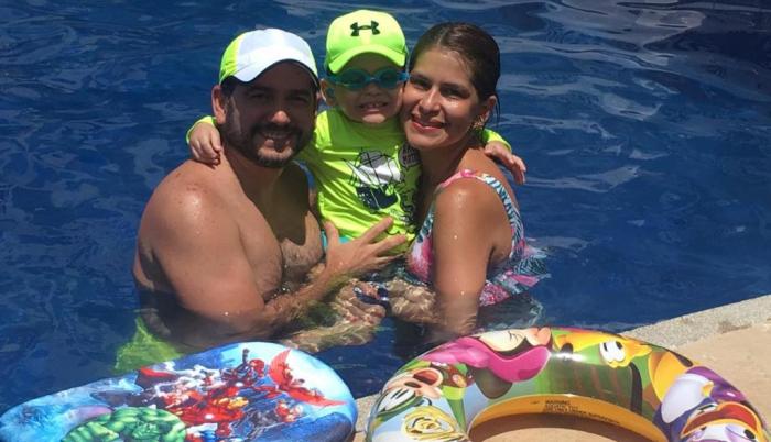 Liz Valarezo con su esposo Christian y su hijo Samuel.