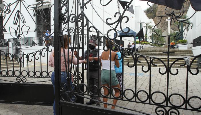 Puertas de los cementerios de la ciudad estuvieron abiertas al público hasta hoy.