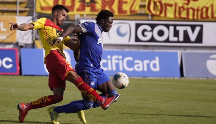 Jugadores luchando por el esférico entre Aucas y Emelec.