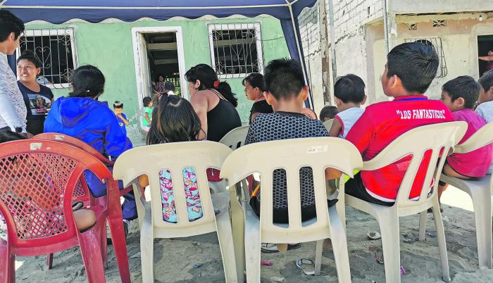 La Espol aterrizó en Bellavista un proyecto que imparte enseñanza sobre actividades acuícolas. También han enseñado a leer a los niños.