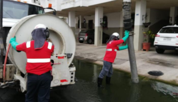alcantarilla en Urdesa Norte