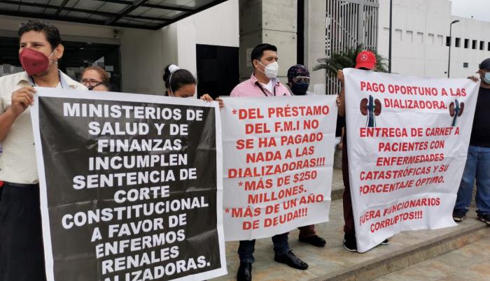 Plantón por reclamos de pago a los centros de diálisis.
