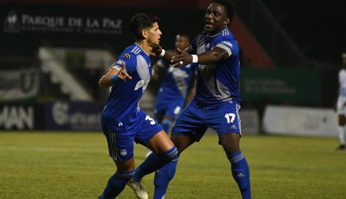 Emelec-delantero-doble-9