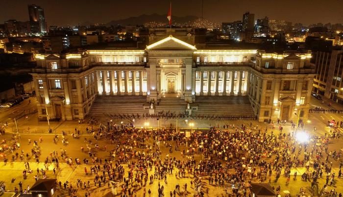 Manifestantes participan en una multitudinaria marcha de protesta contra el nuevo gobierno del presidente Manuel Merino, hoy, frente al Palacio de Justicia