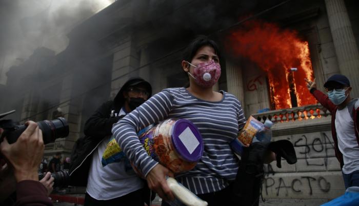 El Congreso de Guatemala envuelto en llamas.