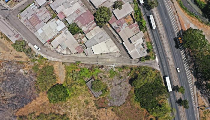 Ubicación. El terreno en cuestión está ubicado en el kilómetro 8 de la vía a la costa. Hay urbanizaciones y entidades educativas alrededor del sitio.