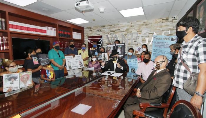 Reunión. Familias de los fallecidos en pandemia, junto a su abogado.