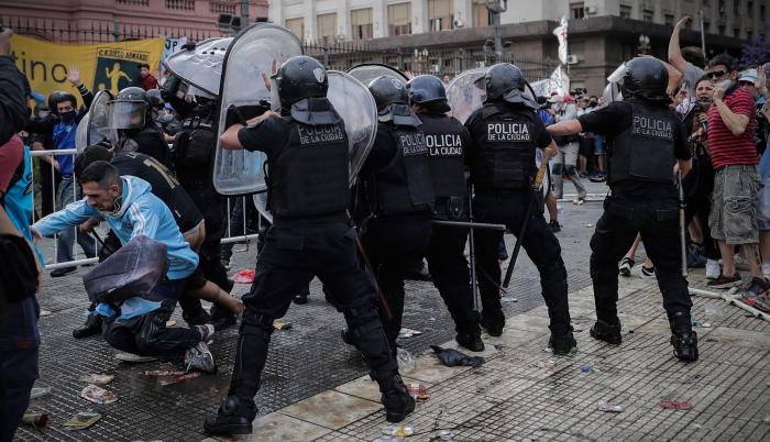 Maradona-VELORIO-HINCHAS-POLICÍA