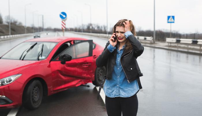 Mujer angustiada ante accidente de tránsito