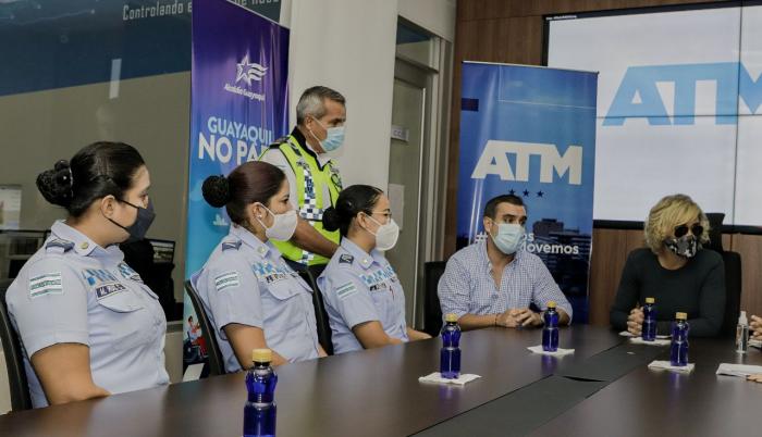 Las tres agentes de la Autoridad de Tránsito Municipal, junto a las autoridades.