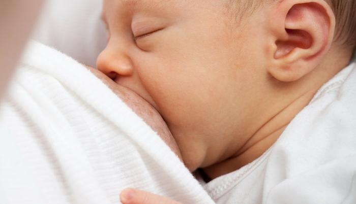 Madre da de lactar a su bebé