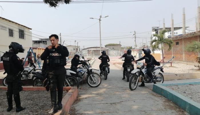 Policías en el sector de Guangala, al sur de Guayaquil.