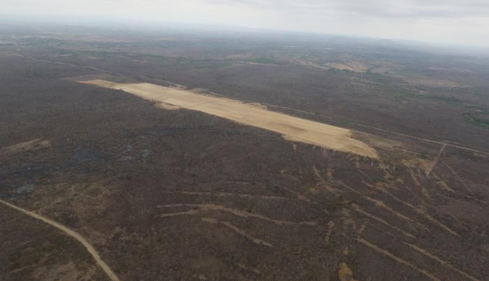 La millonaria pista inconclusa en el terreno de Daular, en donde se iba a construir una estación para el Aeroclub.