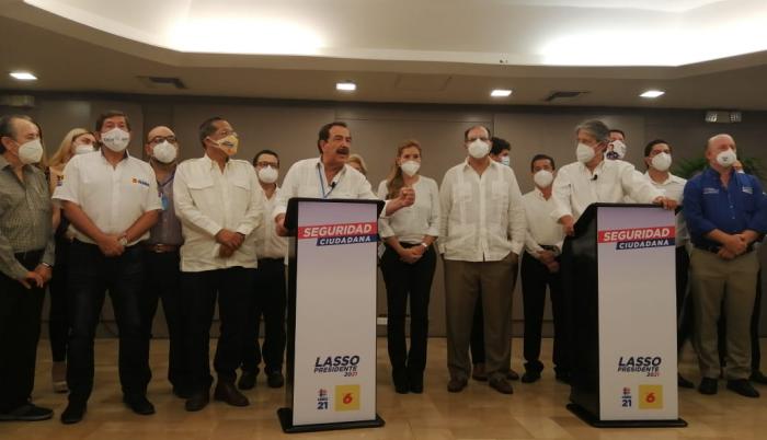 Jaime Nebot, exalcalde de Guayaquil, junto al candidato presidencial Guillermo Lasso.