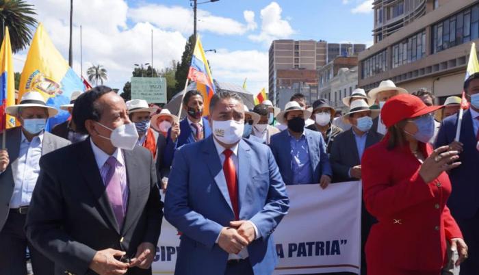 Los alcaldes marcharon en Quito.