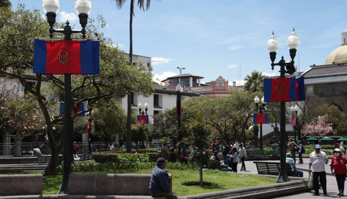 Quito-banderas-fiestas