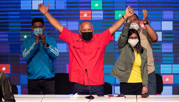 El candidato chavista a la Asamblea Nacional, Diosdado Cabello (c), celebra junto a la vicepresidenta de Venezuela, Delcy Rodríguez (d) y otros candidatos oficialistas previo al anuncio de los resultados del Consejo Nacional Electoral