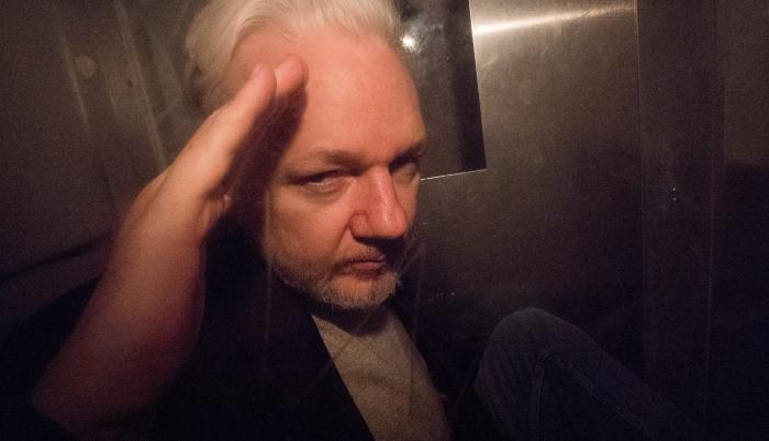 Julian Paul Assange, conocido como Julian Assange, es un programador, periodista y activista de Internet australiano conocido por ser el fundador, editor y portavoz del sitio web WikiLeaks.