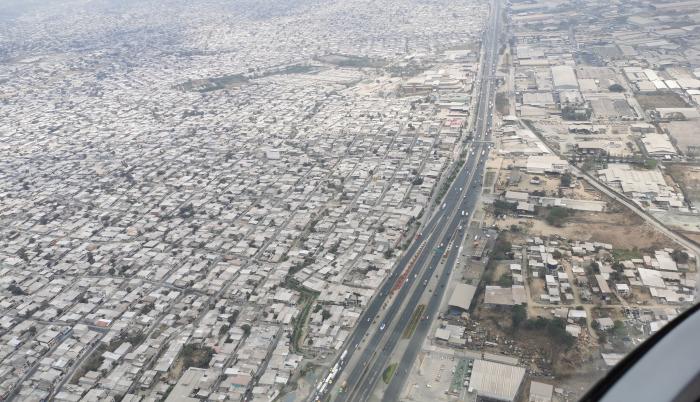 Una vista aérea de vía a la costa, hacia donde apunta hoy el nuevo aeropuerto.