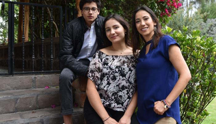 Gabriela Larreátegui junto a sus hijos.