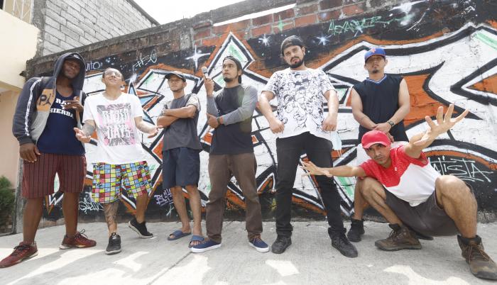 Organización. Jaime Figueroa, líder del Templo del Hip Hop (tercero de derecha a izquierda), junto a algunos socios.