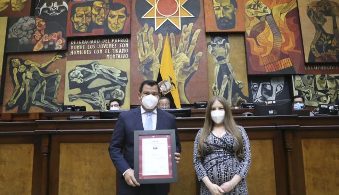 María Isabel Muñoz, gerente de AENOR, entregó al presidente César Litardo la certificación ISO al sistema de gestión antisoborno de la Asamblea.