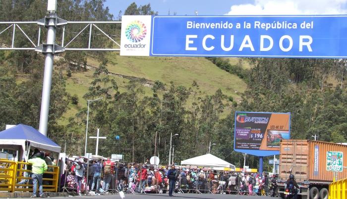 Vista de migrantes venezolanos llegando al Puente de Rumichaca para entrar a Ecuador.