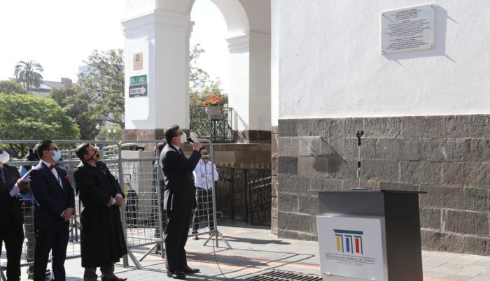 El procurador general del Estado, Íñigo Salvador, mostró la placa.