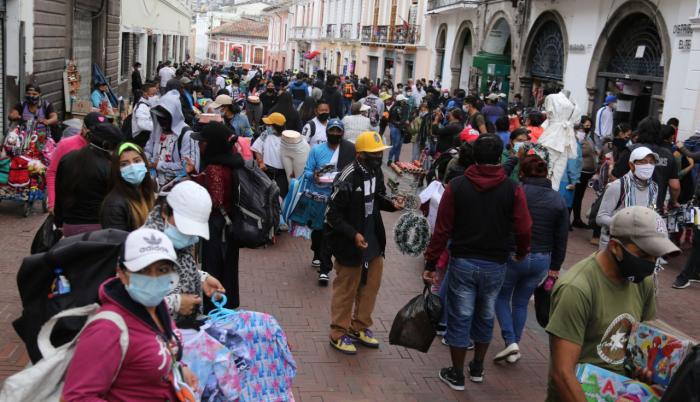 La venta informal se multiplica en varios espacios de Quito.