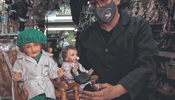 Los pedidos de nuevos atuendos para la figura religiosa crecen.
