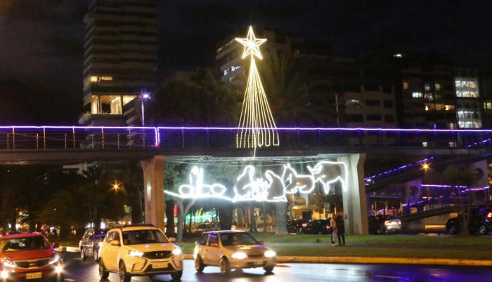 Pese a la pandemia y a las restricciones de movilidad, el Municipio de Quito mantuvo la tradición de decoración navideña en el sur, centro, norte y periferias de la capital. En la avenida Naciones Unidas, por ejemplo, se colocó un pesebre de neón.