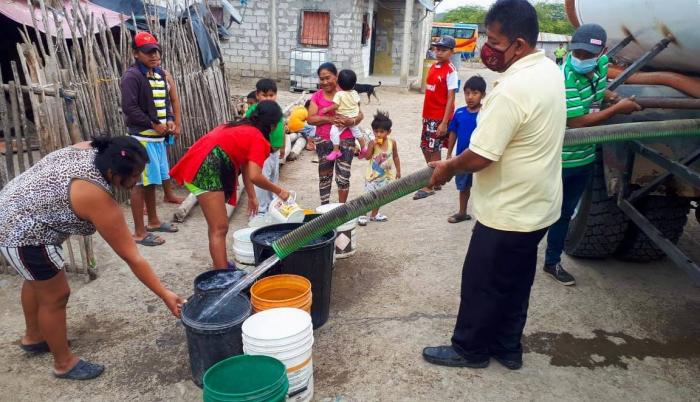 los habitantes de las comunas tratan de abastecerse