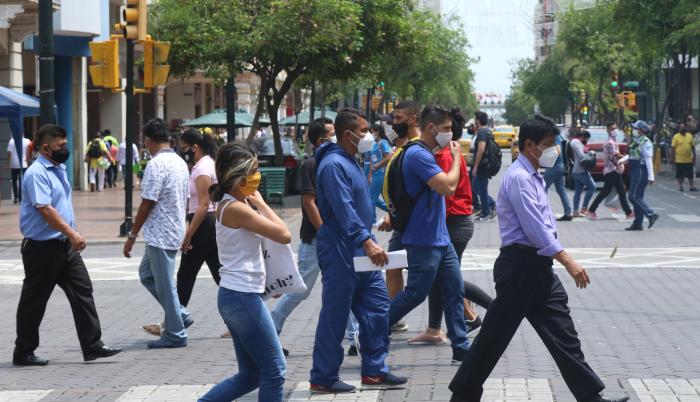 Guayaquil es otra ciudad después de la COVID-19, una que debe usar mascarilla y tiene restricciones de movilidad. Su gente sigue en pie de guerra.