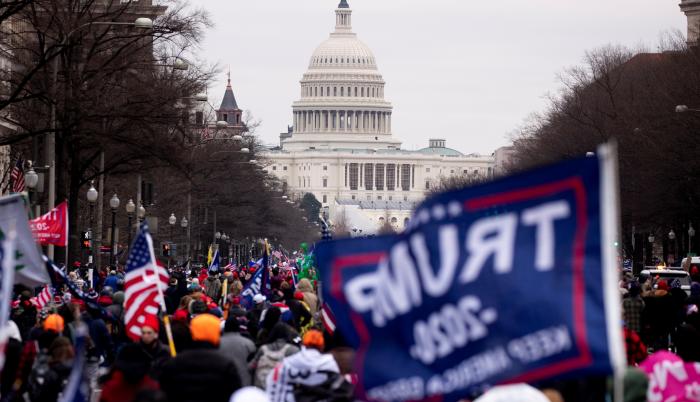 Manifestantes adeptos al presidente de EE.UU., Donald Trump, protestan ante el Capitolio, sede del Congreso estadounidense, en Washington