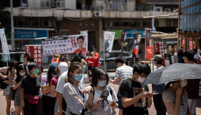 Los votantes esperan para emitir sus votos a los candidatos primarios pro-democracia para las elecciones legislativas en Hong Kong, China,