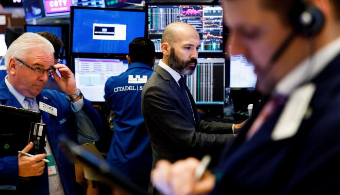 Varios corredores de bolsa trabajan en el parqué de Nueva York (EE.UU.).