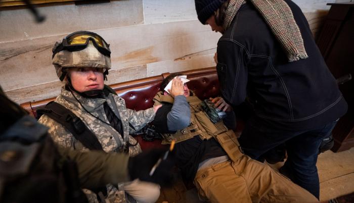 Un miembro de la seguridad del Capitolio de Estados Unidos fue registrado este miércoles al reposar herido