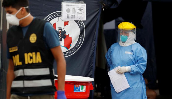 Personal médico recibe a pacientes con síntomas del covid-19 para practicarles pruebas en Lima