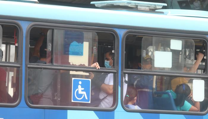 La metrovía siempre está llena. Tanto en sus paradas como en sus unidades.