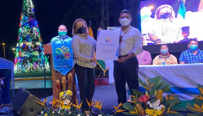 La ministra de Turismo, Rosi Prado de Holguín, entregó el reconocimiento.