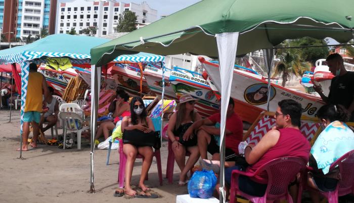 TURISTAS ENMEDIO DE LAS EMBARCACIONES (1)