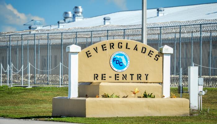 Vista del centro de detención de inmigrantes de Krome, Florida.