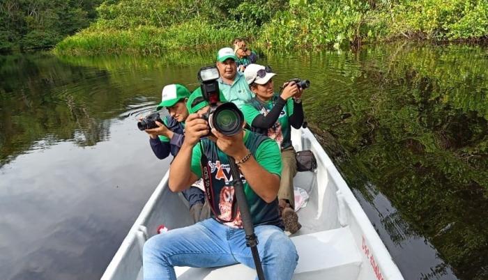 Fotografía sin fechar y cedida por el ministerio de Ambiente que muestra a voluntarios, técnicos y expertos mientras hacen un seguimiento de aves en la reserva de la biosfera del Yasuni (Ecuador)