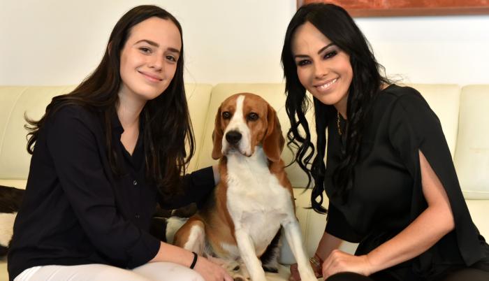 Marcela Holguín junto a su hija y su mascota.