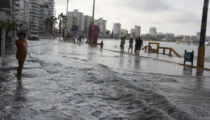 los turistas en Salinas tuvieron que salir del mar