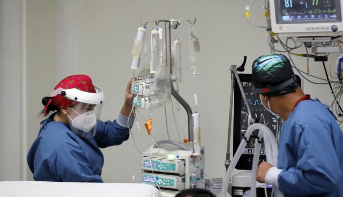 Personal médico atiende a un enfermo en una unidad de cuidado intensivo NO COVID del Hospital El Tunal, el 17 de enero de 2021 de en Bogotá (Colombia).