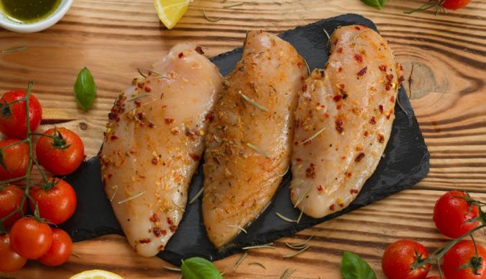Carne de pollo marinada
