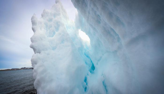 Imagen del glaciar Collins, que rodea la Base Científica Antártica Artigas de Uruguay, ymuestra los efectos del calentamiento global y el deshielo.